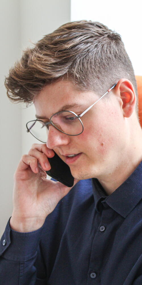 Marvin Kellermann mit dem Telefon in der Hand